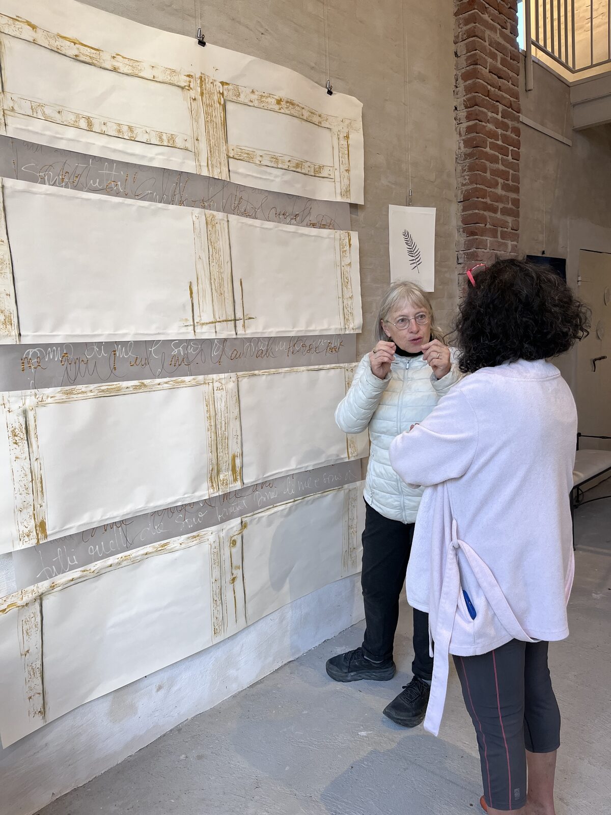 The artist discussing Il Portone with a visitor in front of the finished installation.
